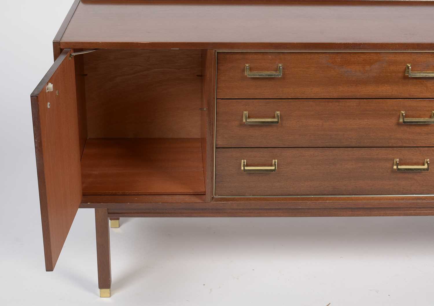 E. Gomme for G Plan: a tola wood sideboard. - Bild 5 aus 5