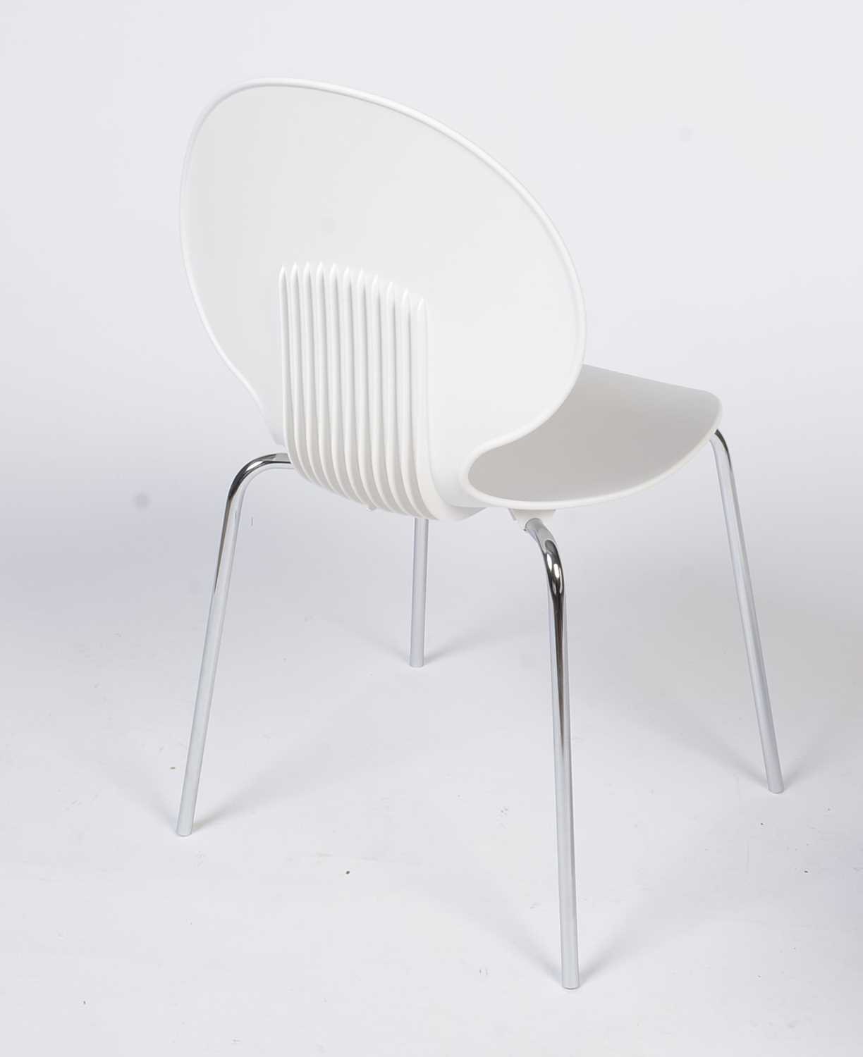 Galvano Tecnica: four Italian white plastic shell chairs. - Bild 5 aus 5