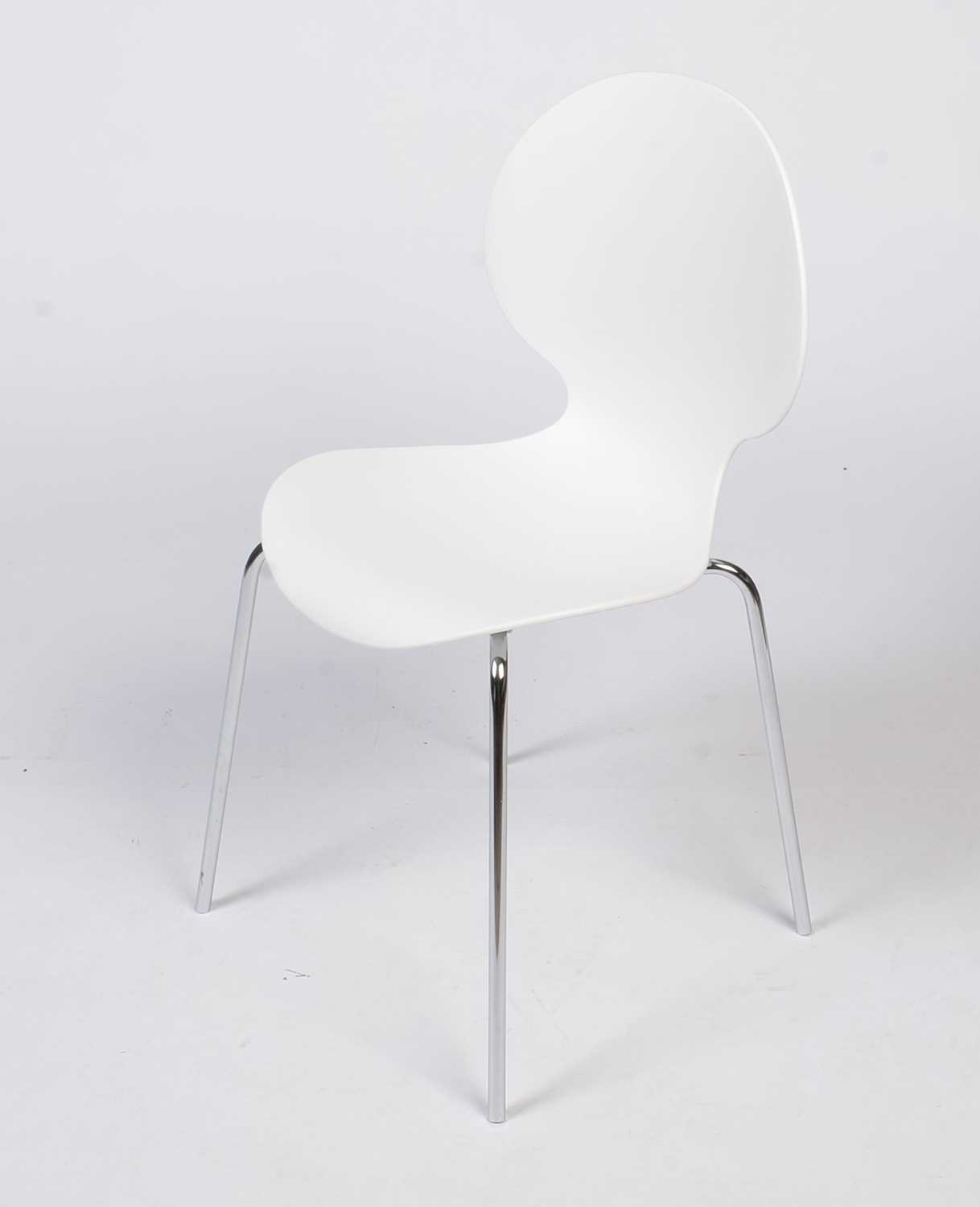 Galvano Tecnica: four Italian white plastic shell chairs. - Bild 2 aus 5