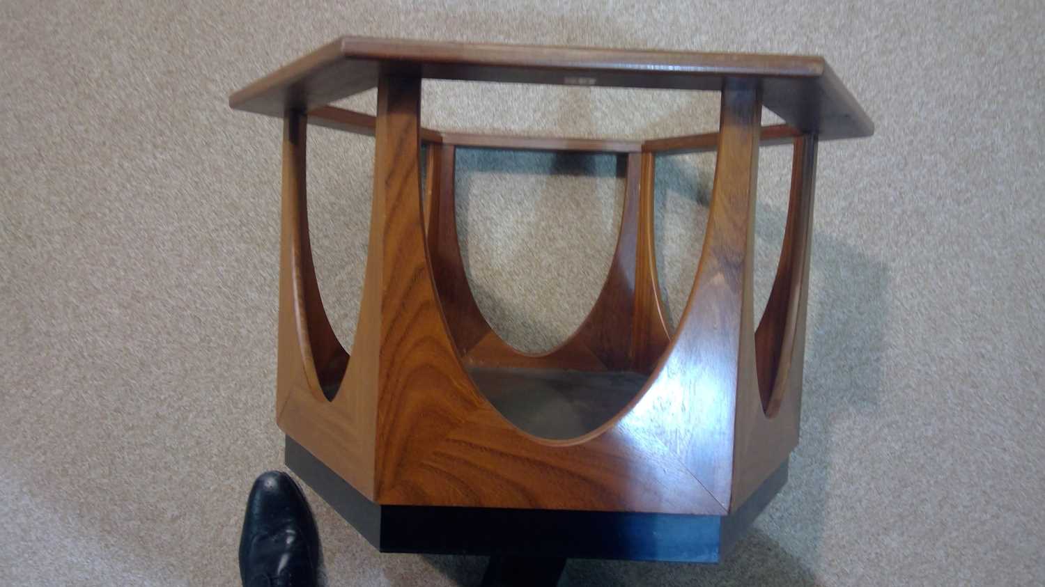 Victor B. Wilkins for G plan: a teak hexagonal coffee table - Bild 10 aus 16