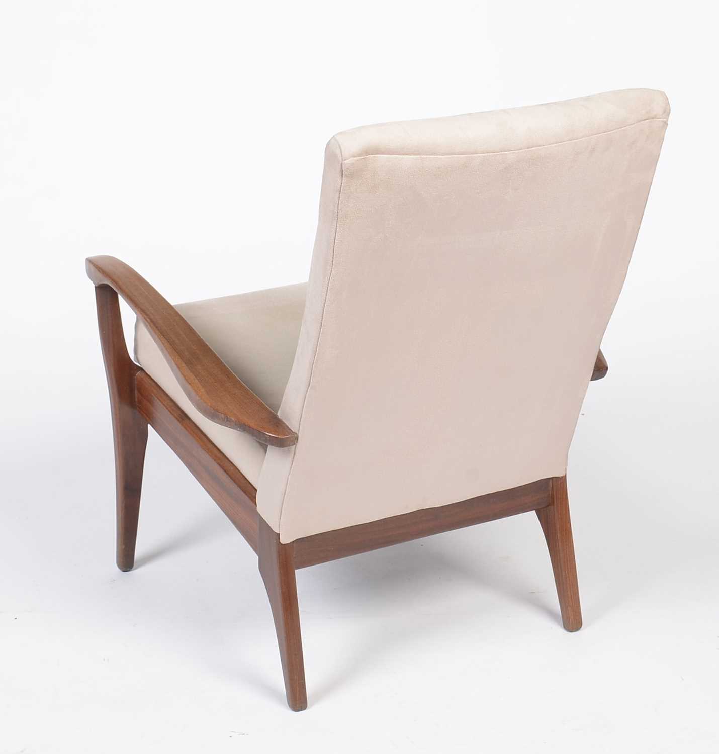 A mid Century teak armchair. - Bild 3 aus 7