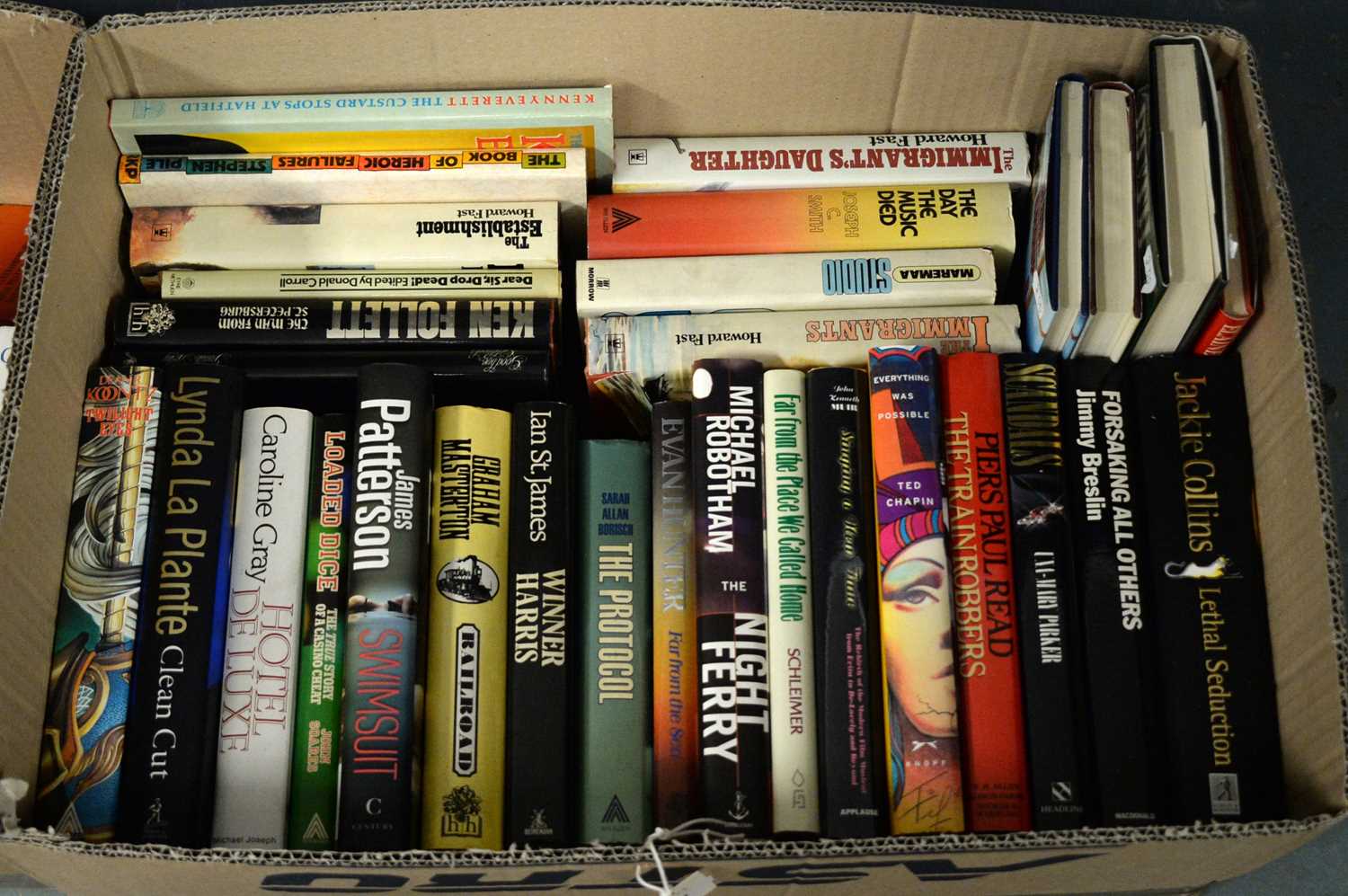 A selection of assorted hardback books. - Bild 2 aus 3