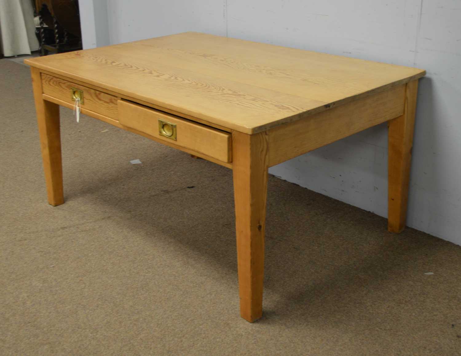 A vintage pine kitchen table. - Bild 3 aus 6