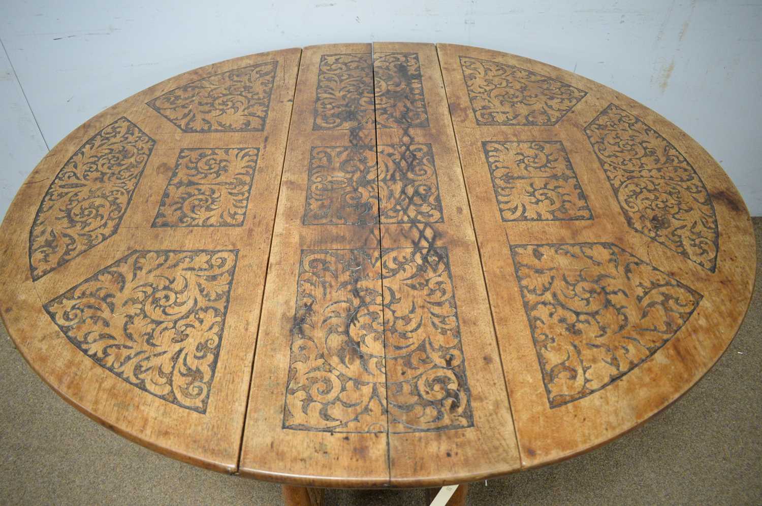 Carved and pokerwork oak drop-leaf table. - Bild 3 aus 3