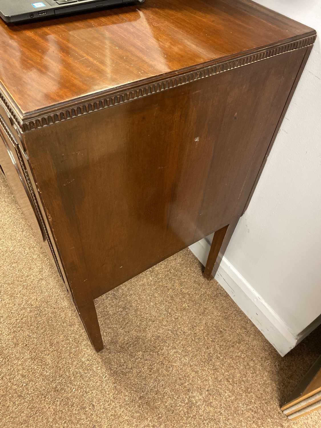 Early 20th C mahogany sideboard. - Bild 3 aus 5