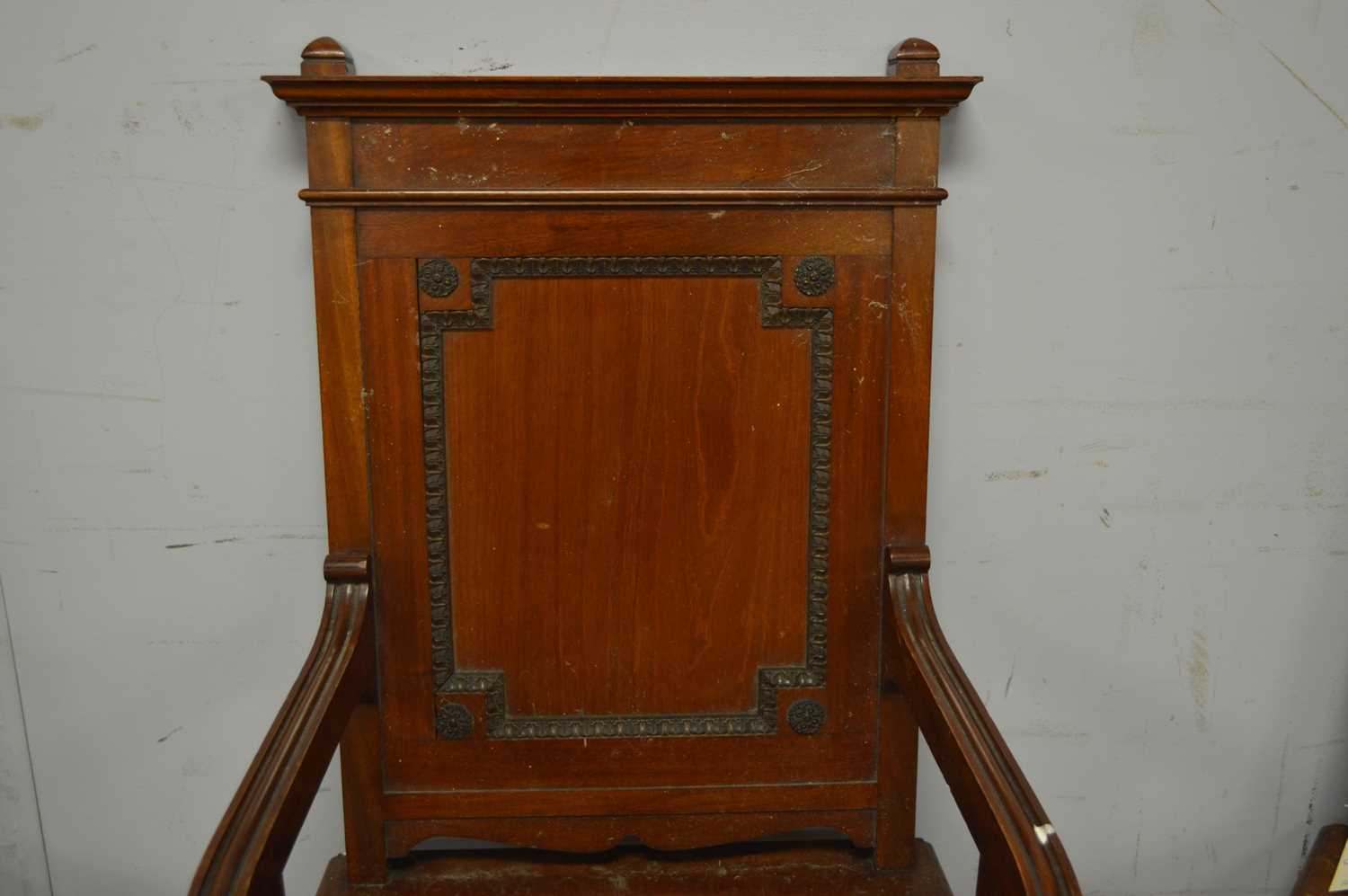 Three early 20th Century mahogany hall chairs. - Bild 4 aus 8