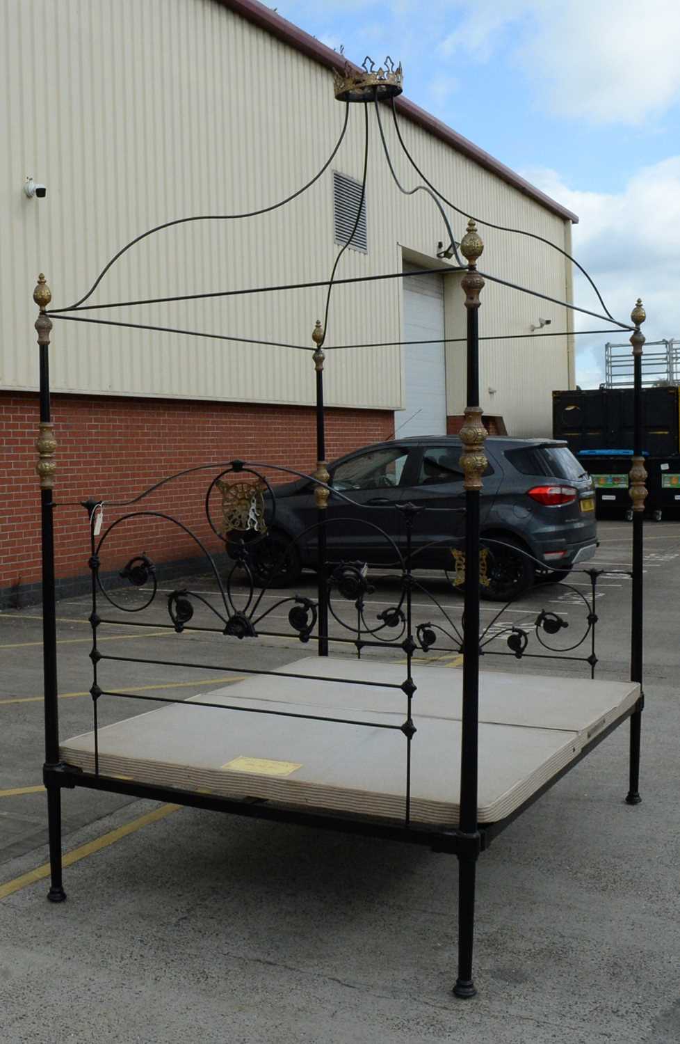 An ornate wrought metal four poster bed - Bild 3 aus 8