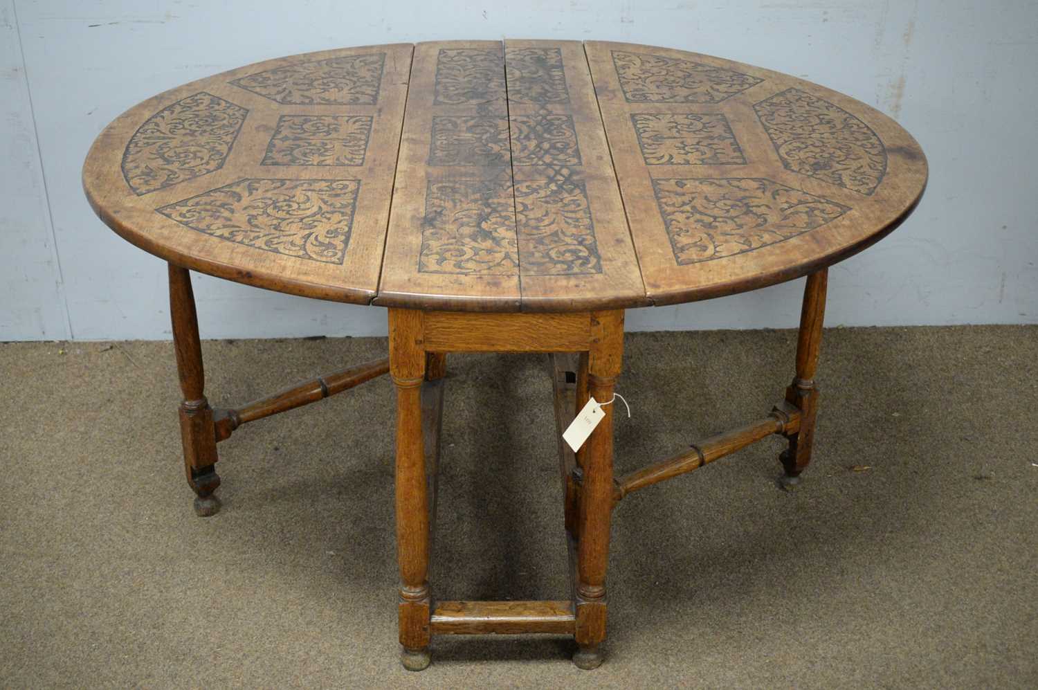 Carved and pokerwork oak drop-leaf table. - Bild 2 aus 3