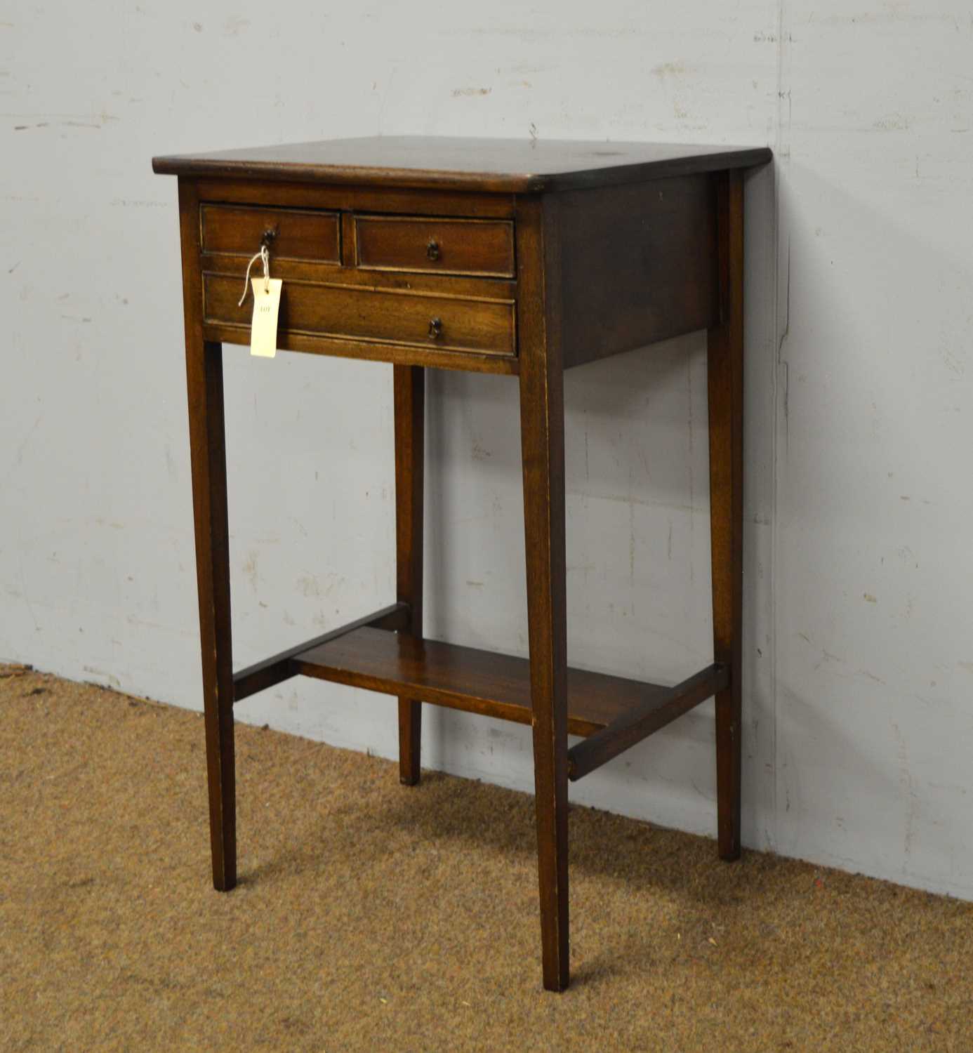 A 19th Century mahogany sideboard/work table. - Bild 3 aus 5