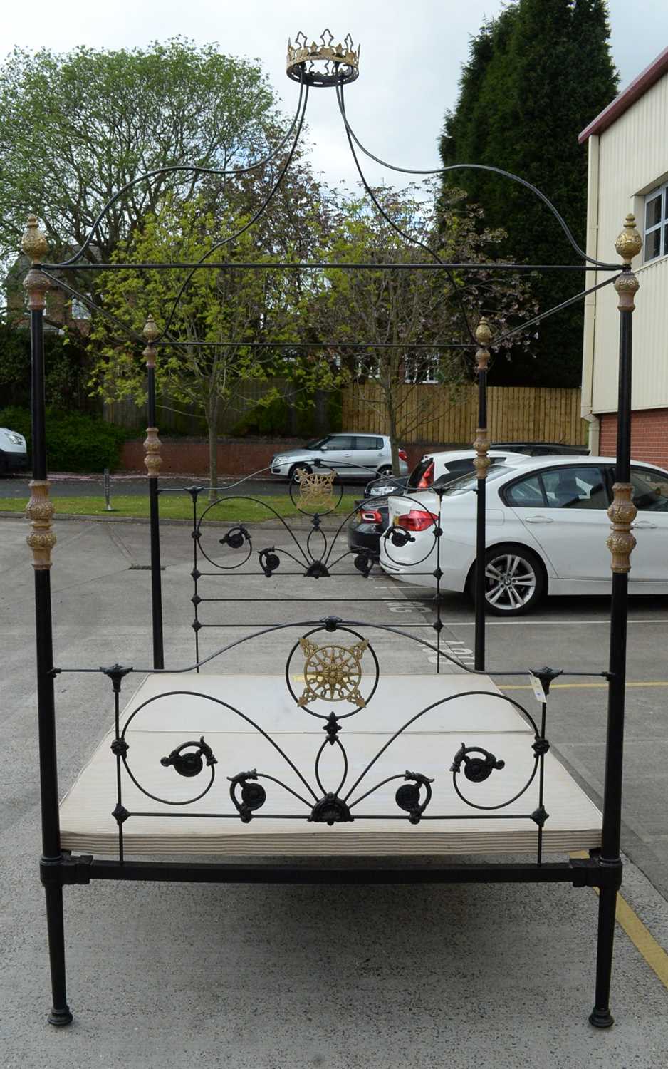 An ornate wrought metal four poster bed - Bild 7 aus 8