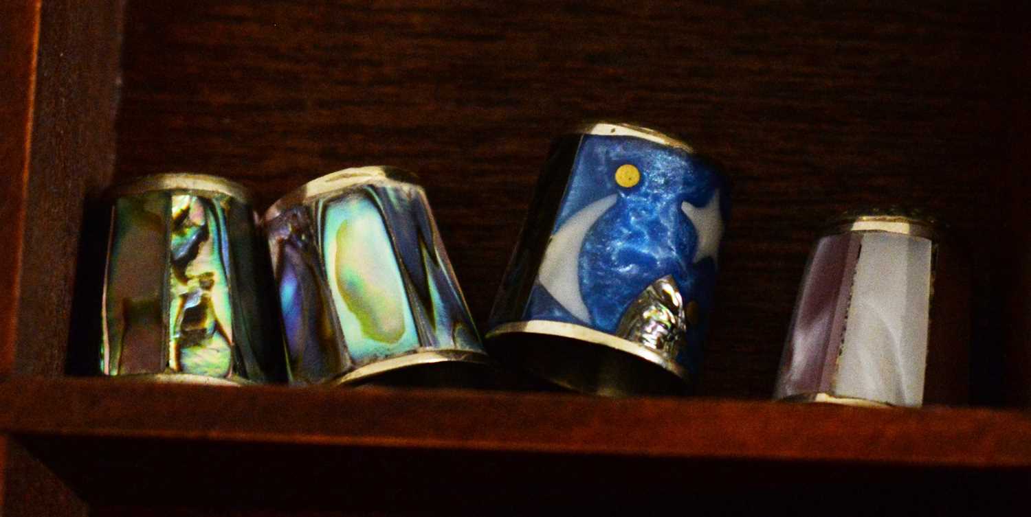 A selection of silver and other thimbles. - Bild 3 aus 5