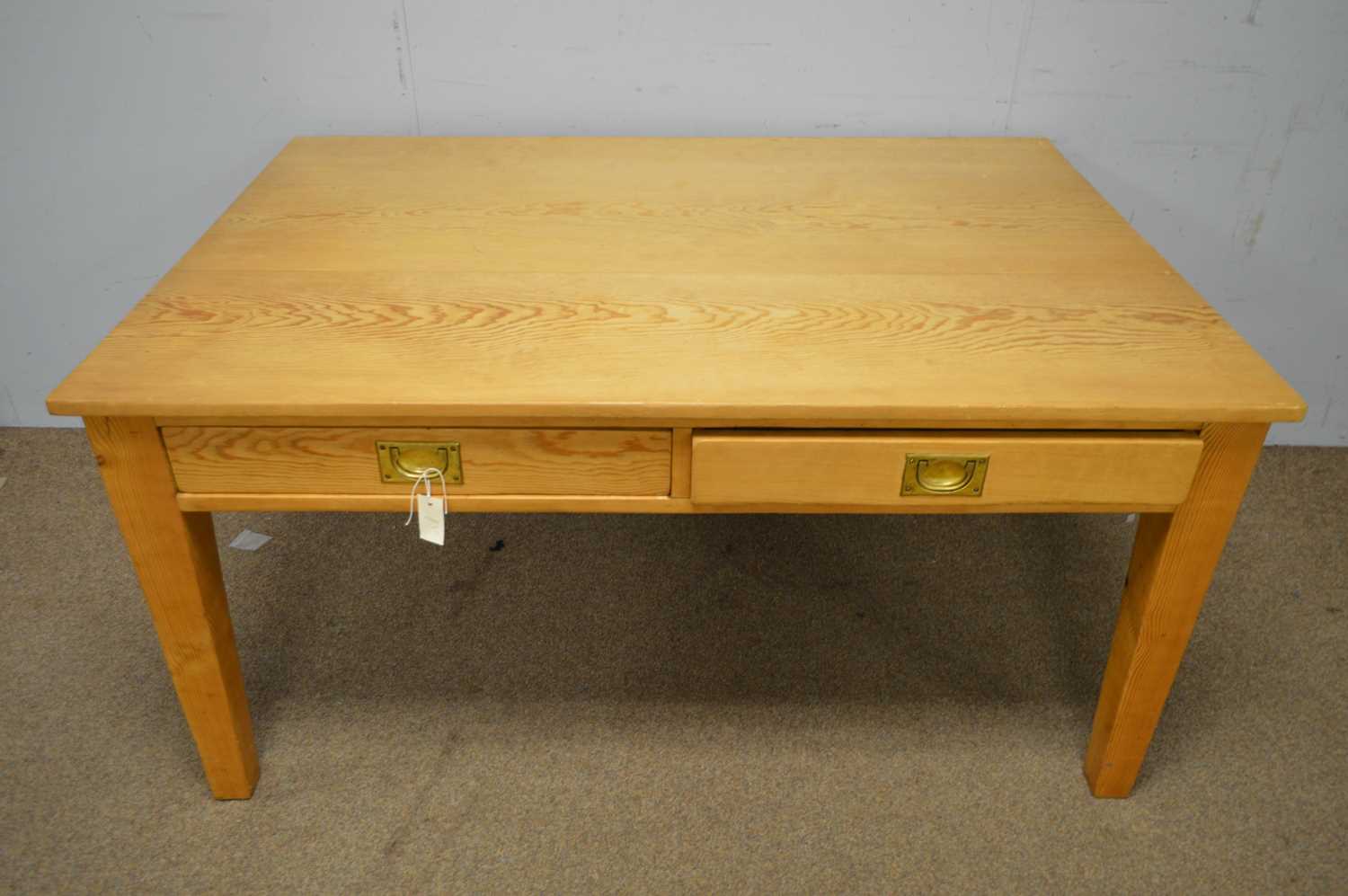 A vintage pine kitchen table. - Bild 4 aus 6