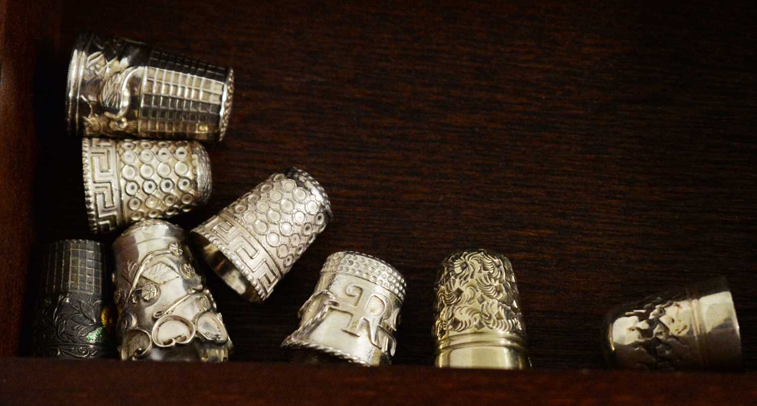 A selection of silver and other thimbles. - Bild 2 aus 5
