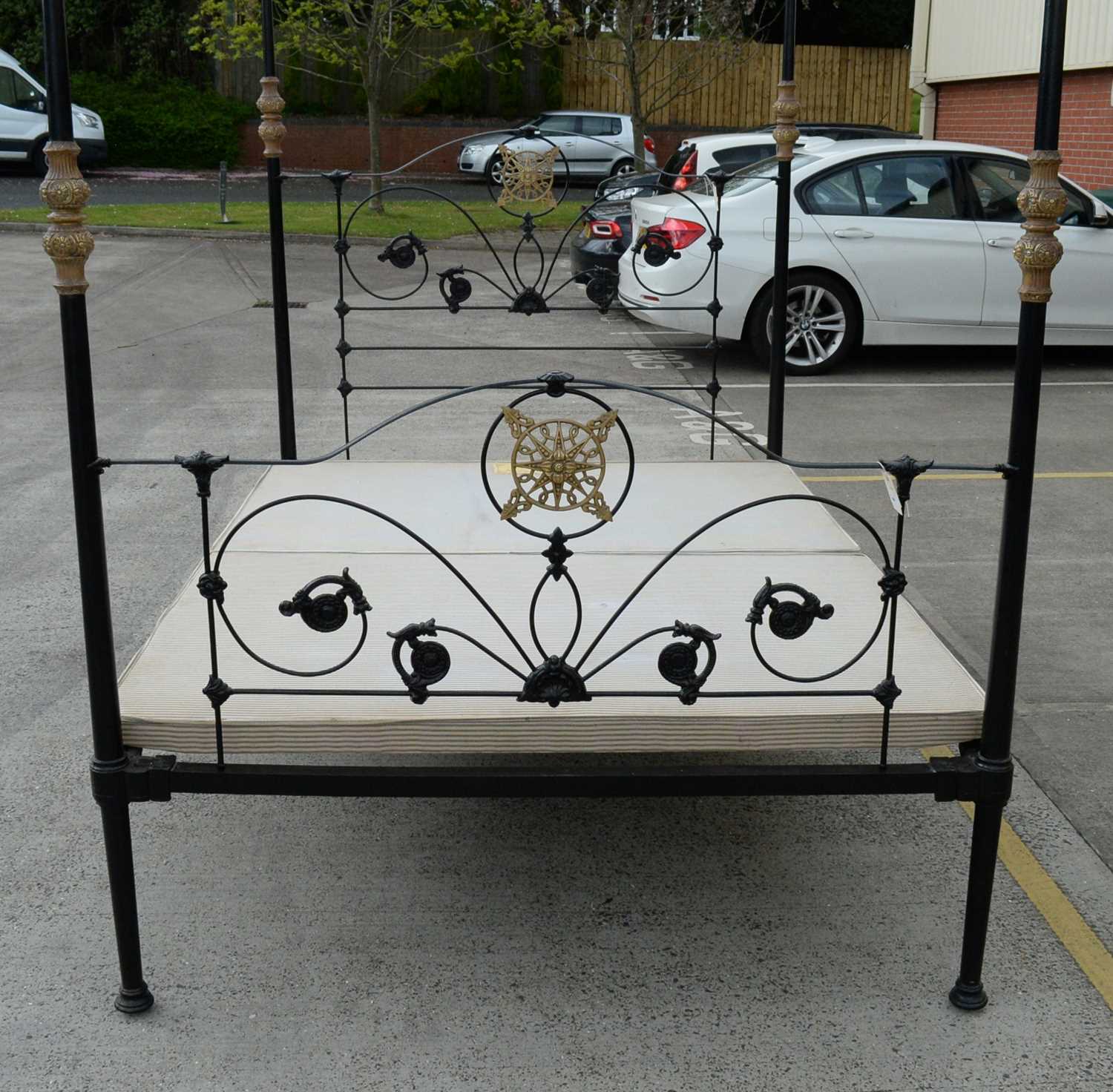 An ornate wrought metal four poster bed - Bild 6 aus 8