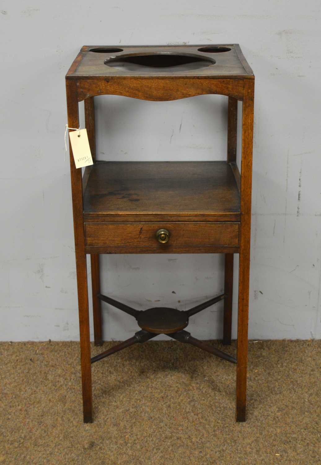 A Georgian mahogany corner washstand and another. - Bild 5 aus 7