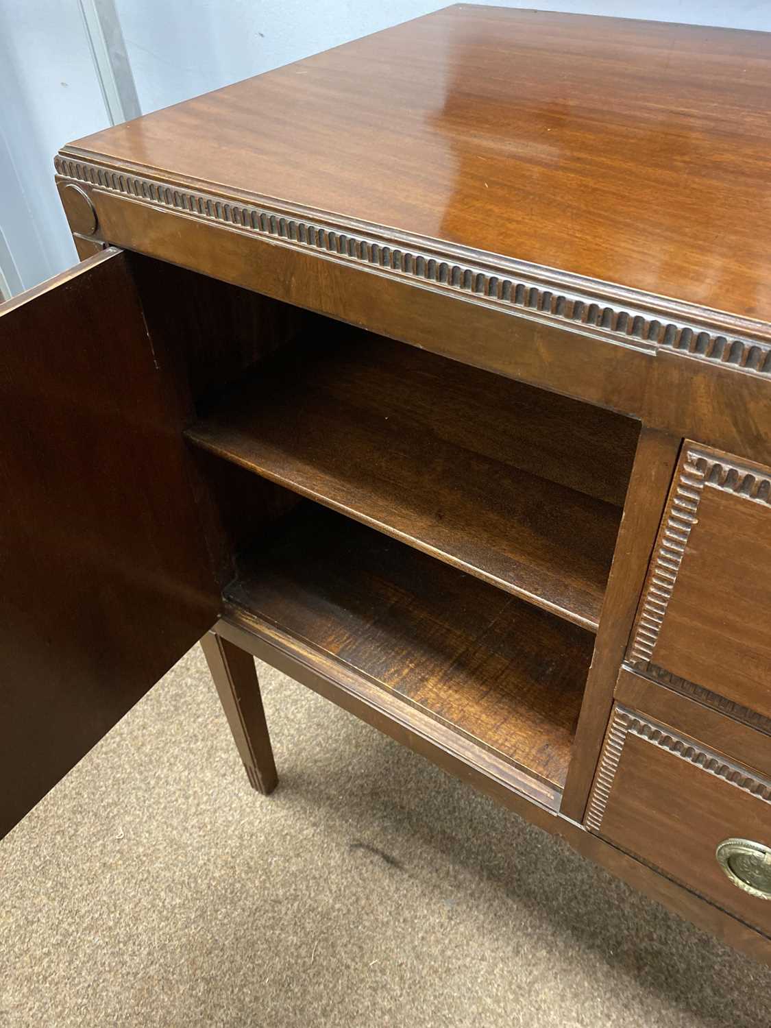 Early 20th C mahogany sideboard. - Bild 5 aus 5