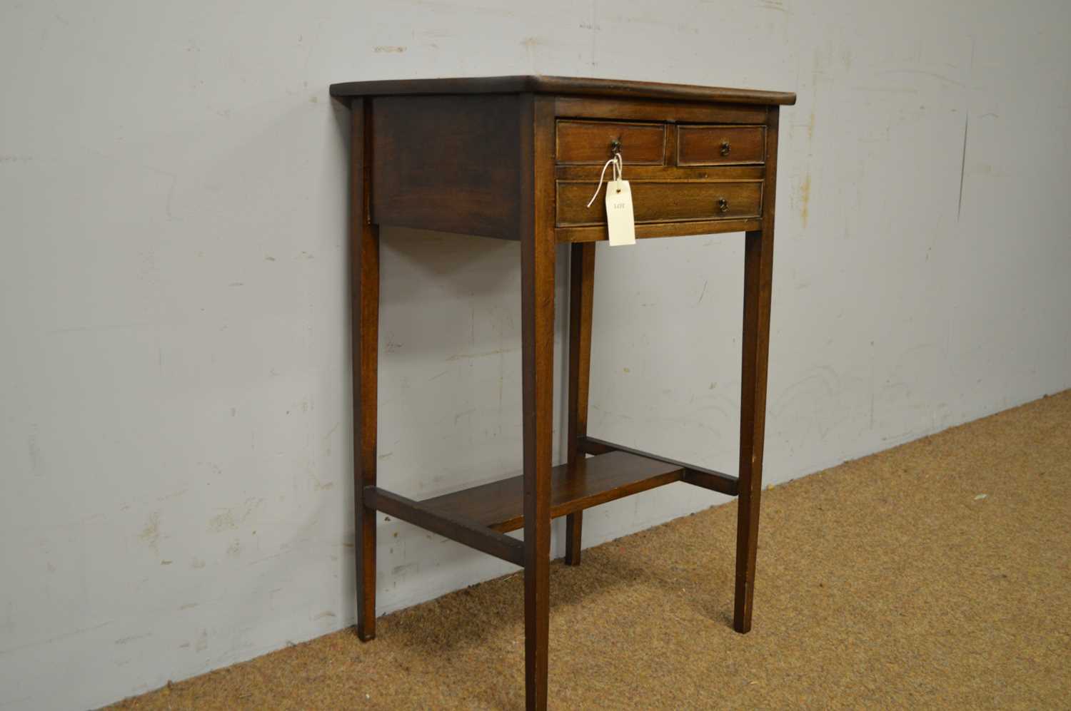 A 19th Century mahogany sideboard/work table. - Bild 2 aus 5