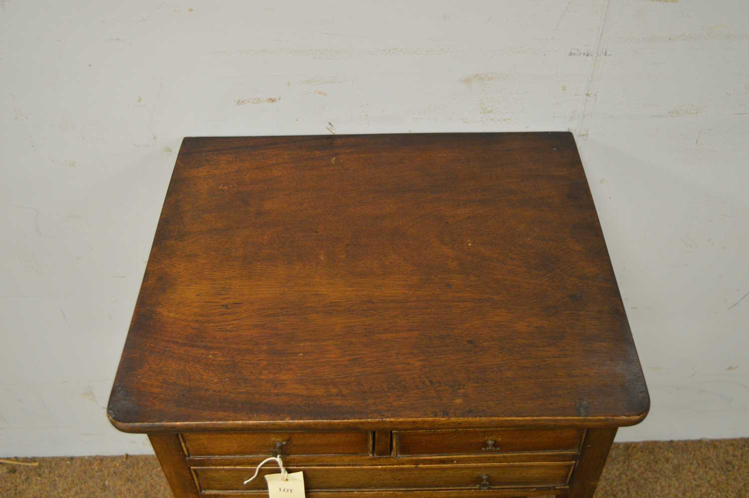 A 19th Century mahogany sideboard/work table. - Bild 4 aus 5