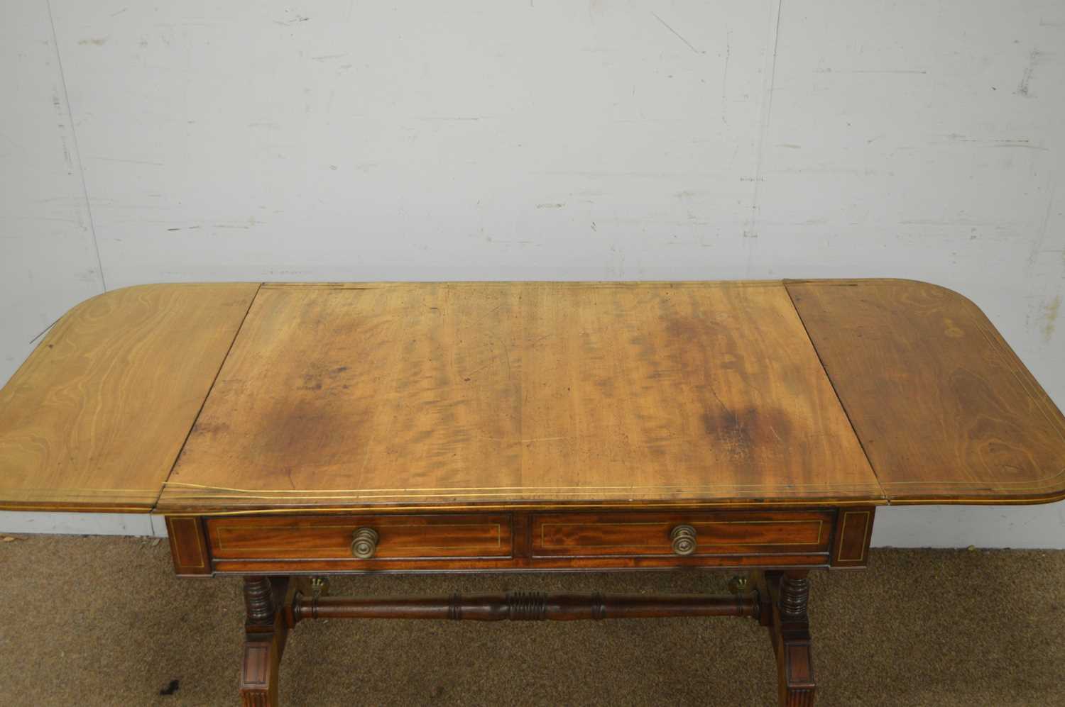 A Regency mahogany and brass inlaid sofa table. - Bild 4 aus 6