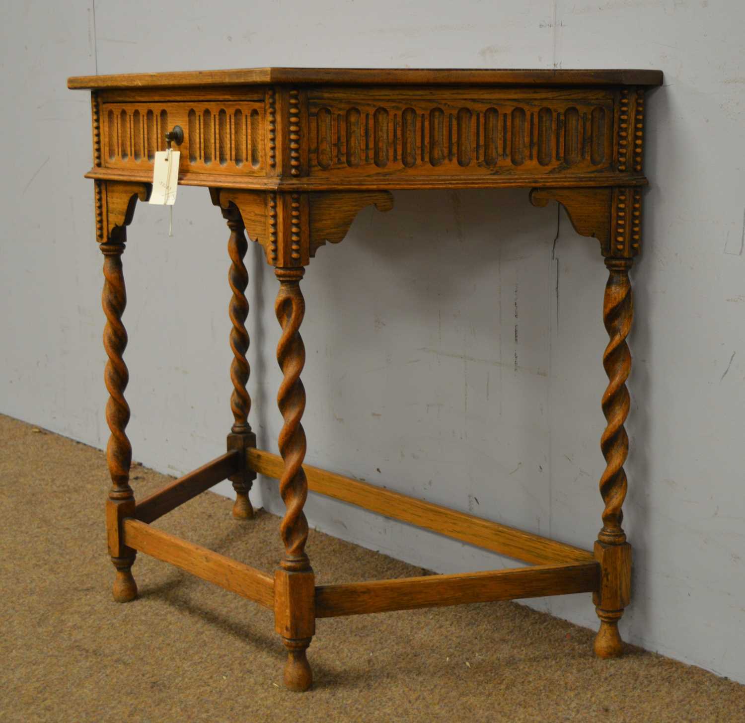 A mid 20th C oak side table. - Bild 3 aus 6