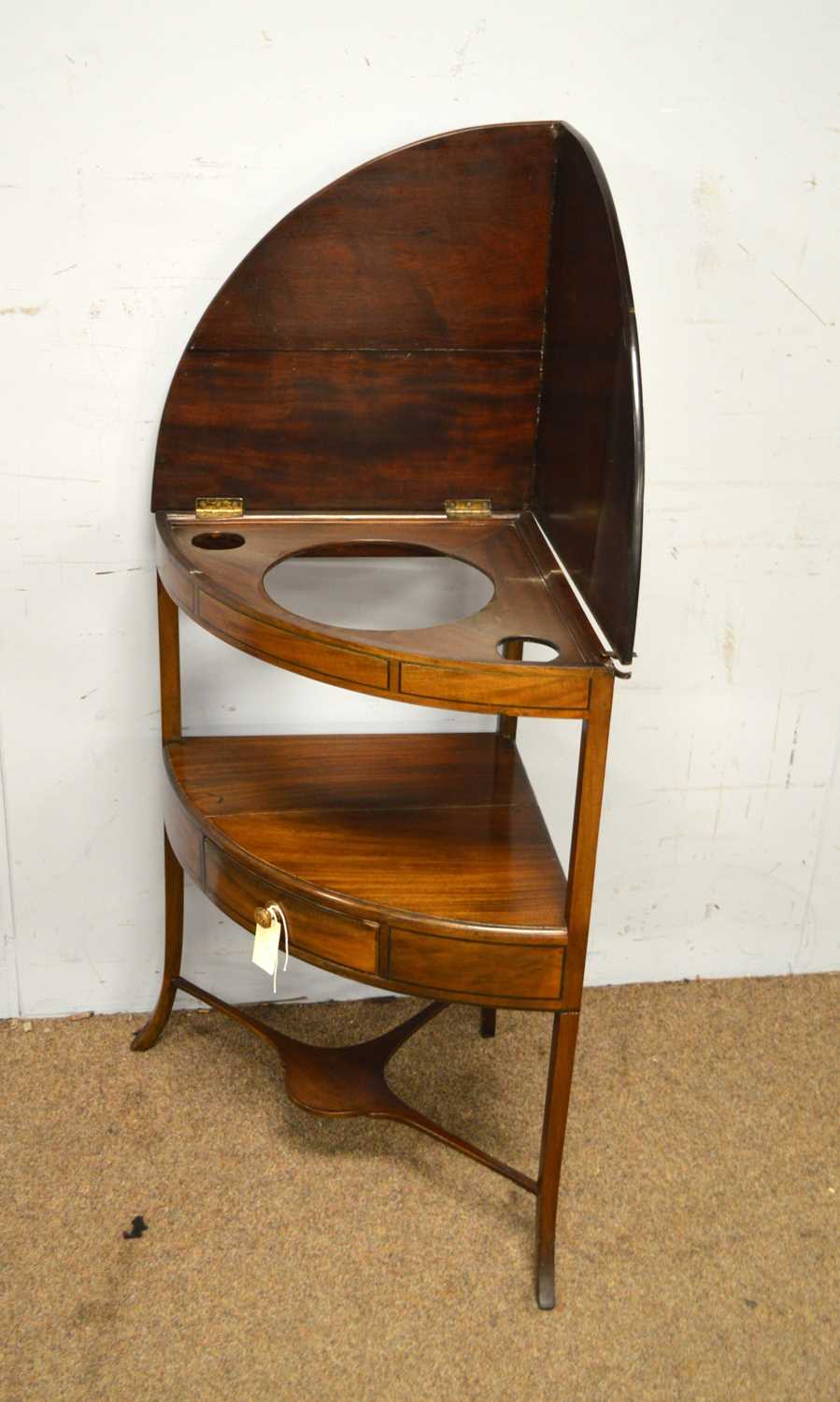 A Georgian mahogany corner washstand and another. - Bild 2 aus 7