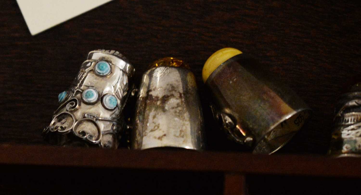 A selection of silver and other thimbles. - Bild 4 aus 5