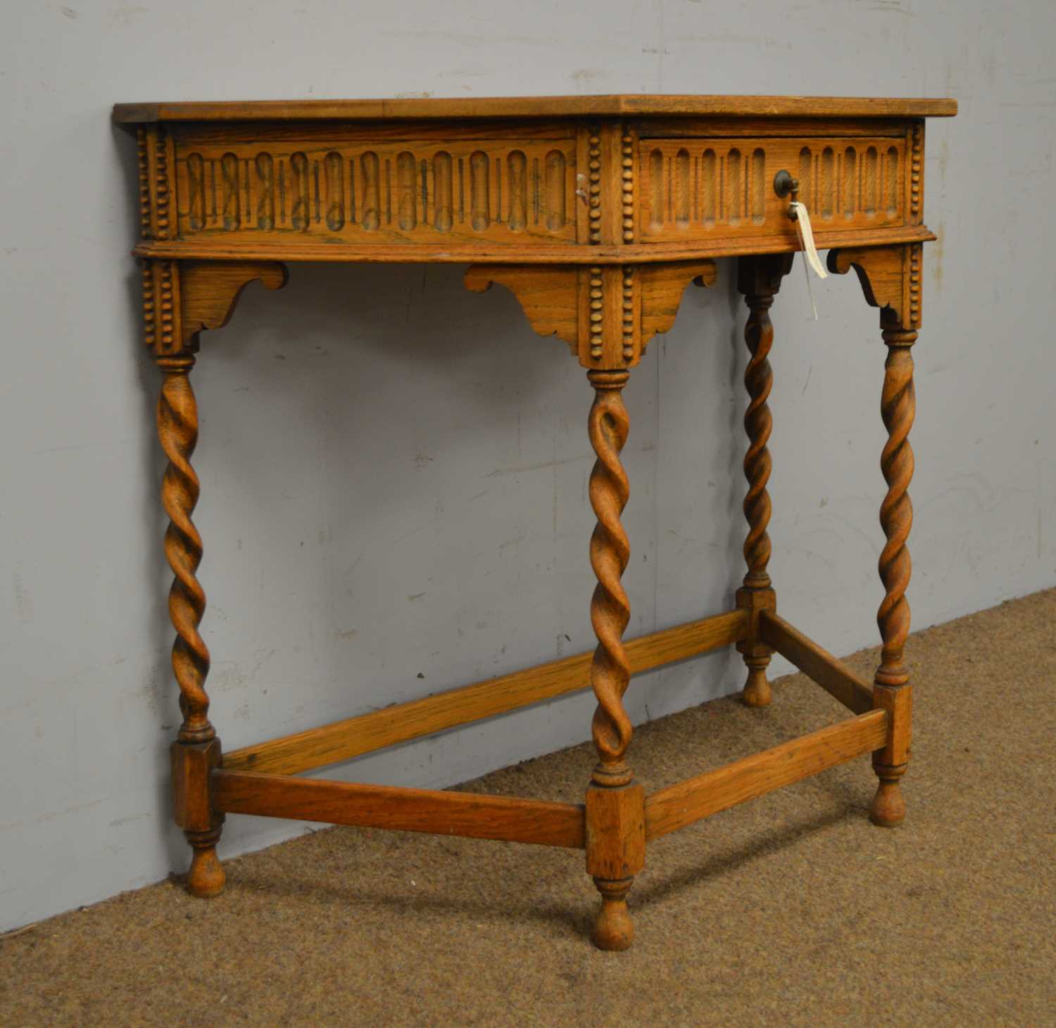 A mid 20th C oak side table. - Bild 2 aus 6