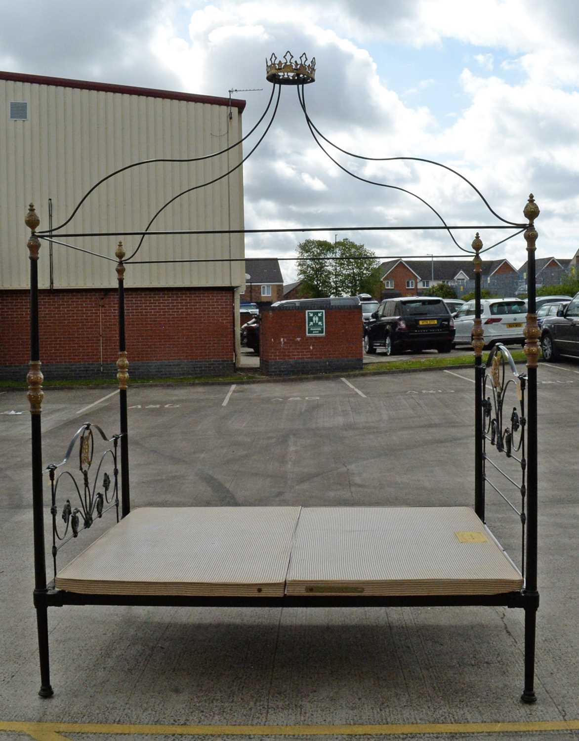 An ornate wrought metal four poster bed - Bild 4 aus 8