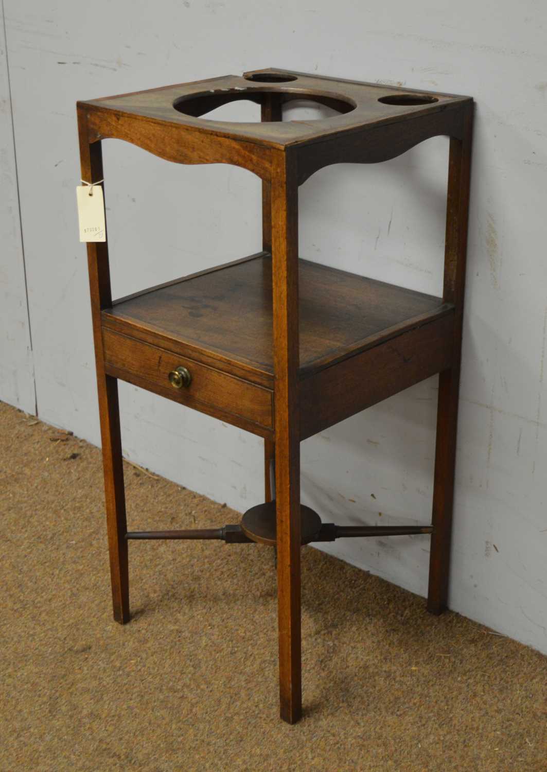 A Georgian mahogany corner washstand and another. - Bild 6 aus 7