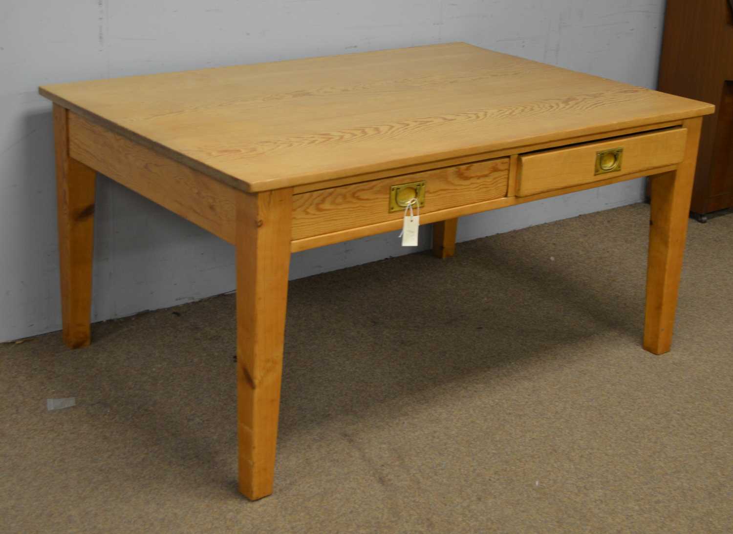 A vintage pine kitchen table. - Bild 2 aus 6