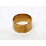 A gentleman's 9ct yellow gold wedding band