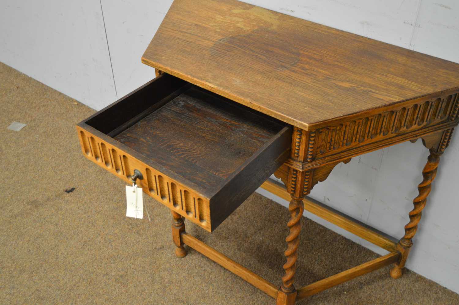 A mid 20th C oak side table. - Bild 6 aus 6