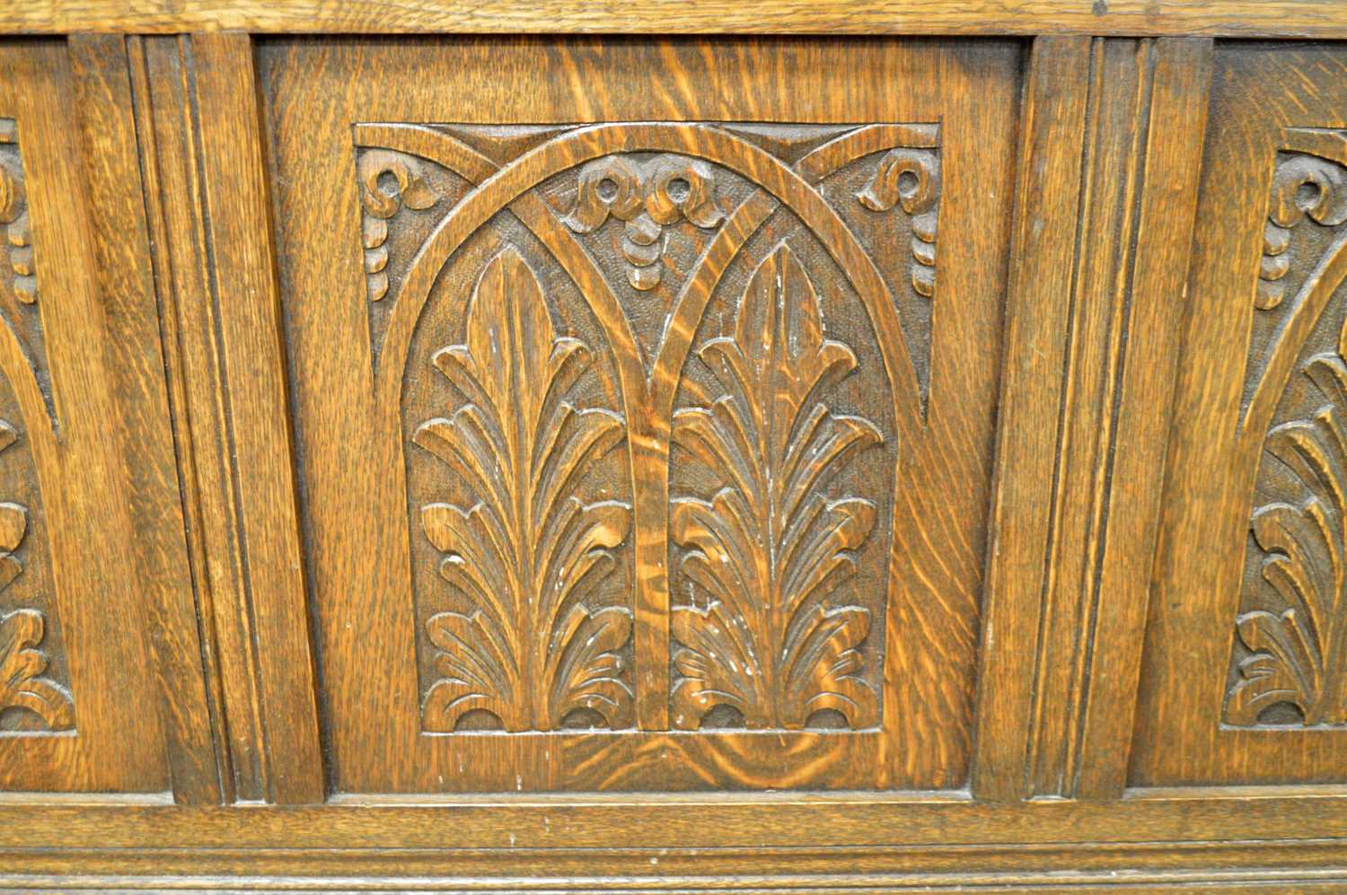 A carved oak blanket chest in the 17th Century style - Bild 5 aus 5