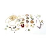 A quantity of costume jewellery,