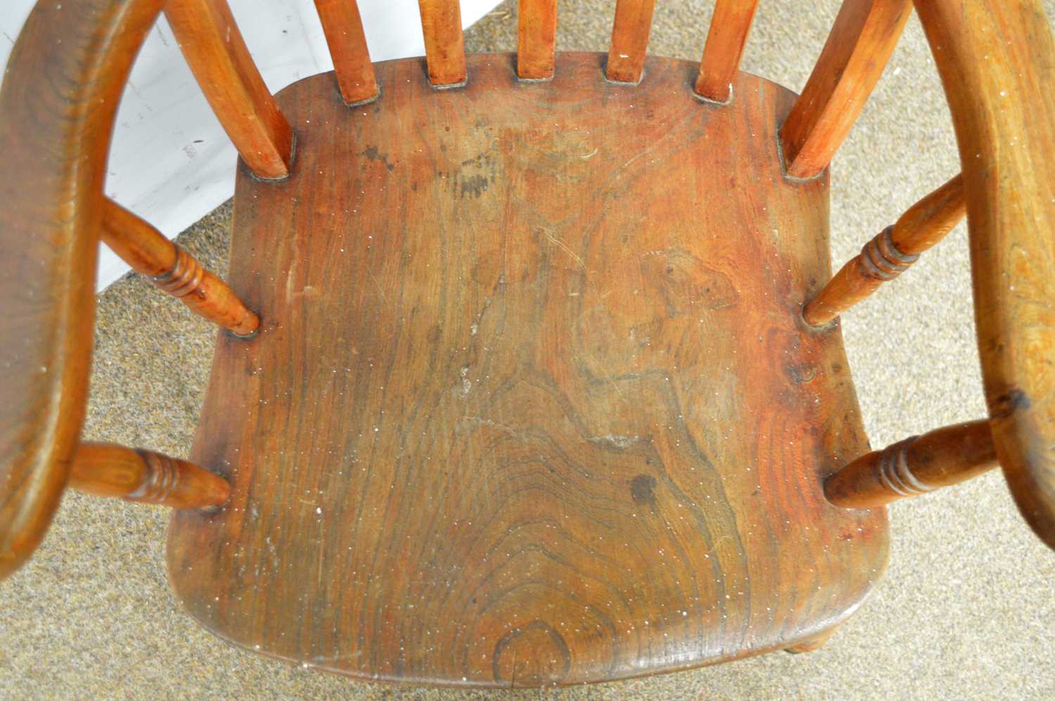 A late 19th Century elm and beechwood Windsor style armchair - Bild 4 aus 4