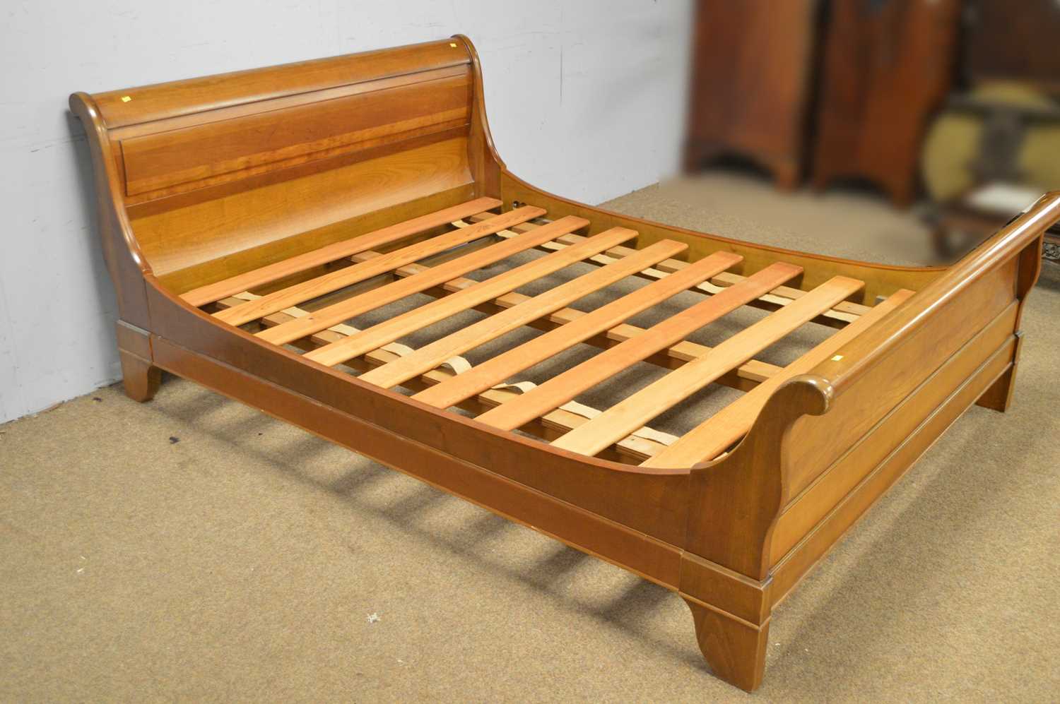 A modern French cherry wood sleigh bed - Image 2 of 4