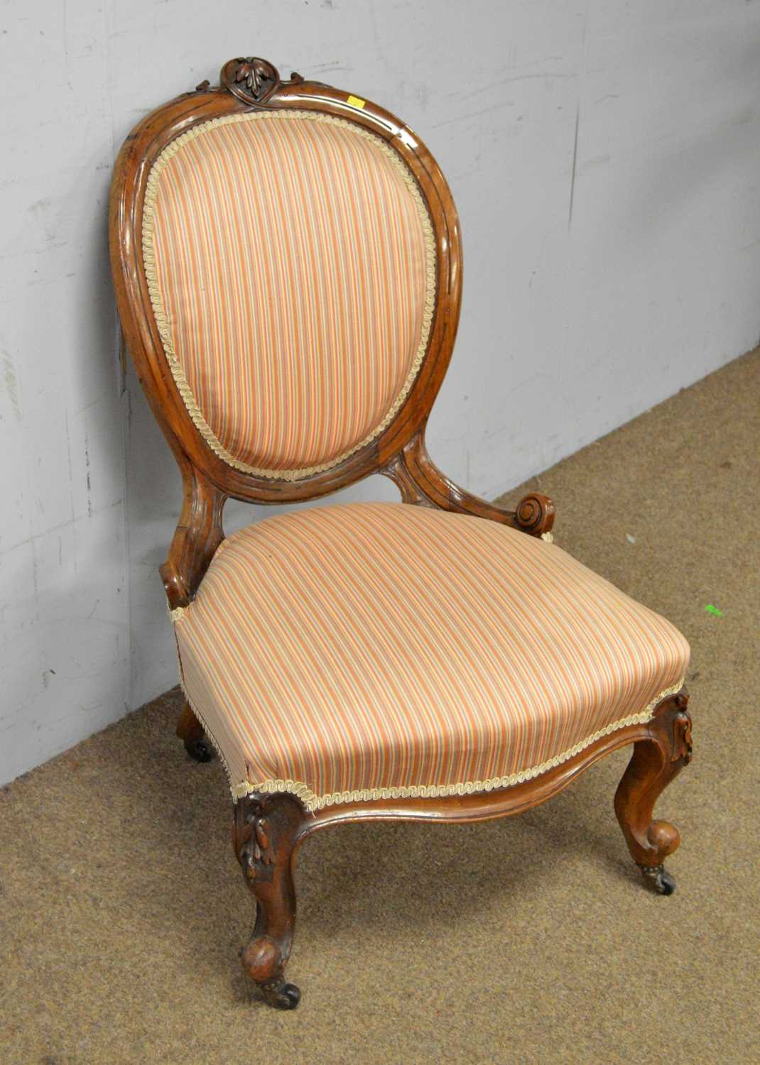 A Victorian carved walnut easy chair and a Sutherland table - Image 8 of 9