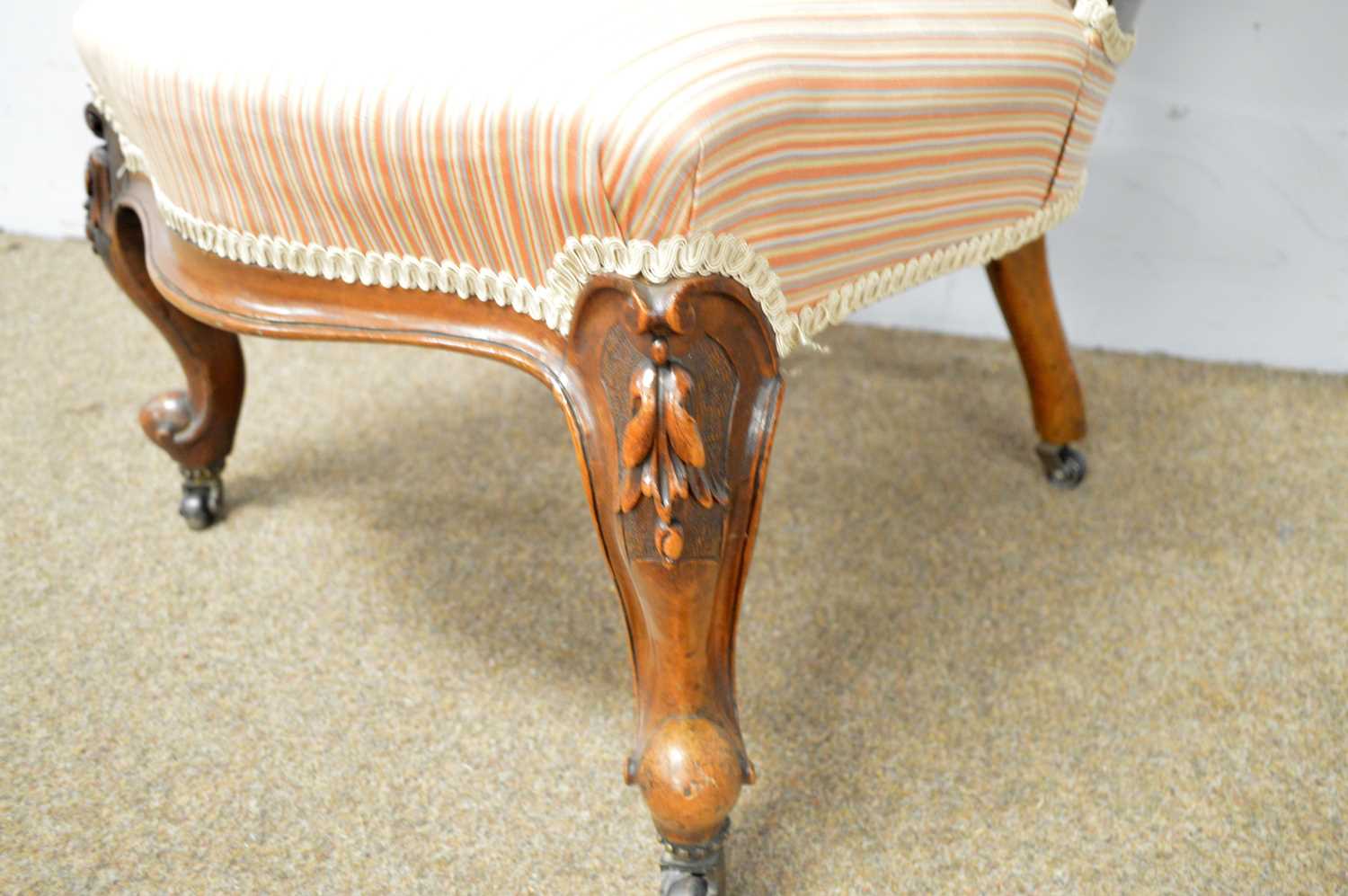 A Victorian carved walnut easy chair and a Sutherland table - Image 6 of 9