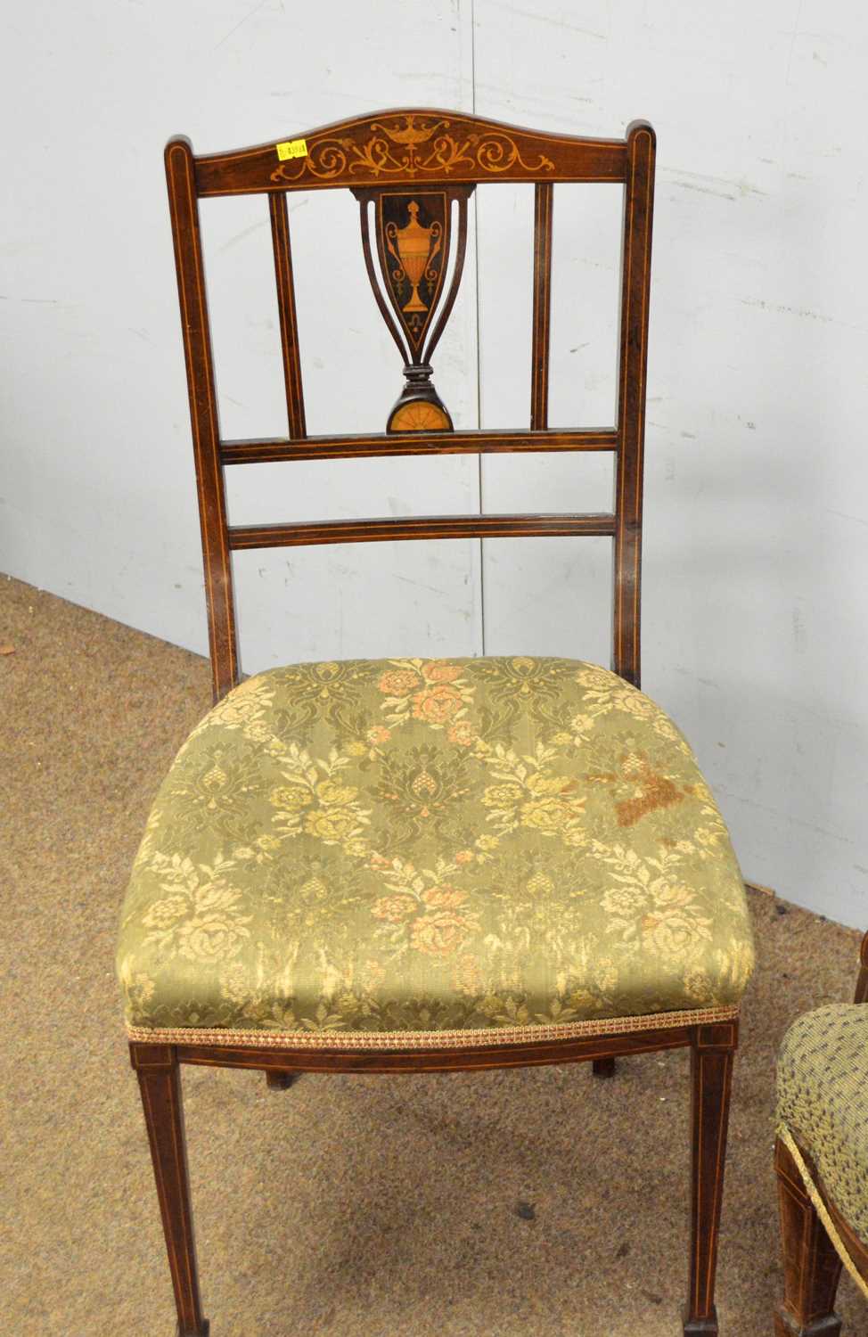 An Edwardian inlaid two seater settee and a salon chair - Bild 3 aus 5