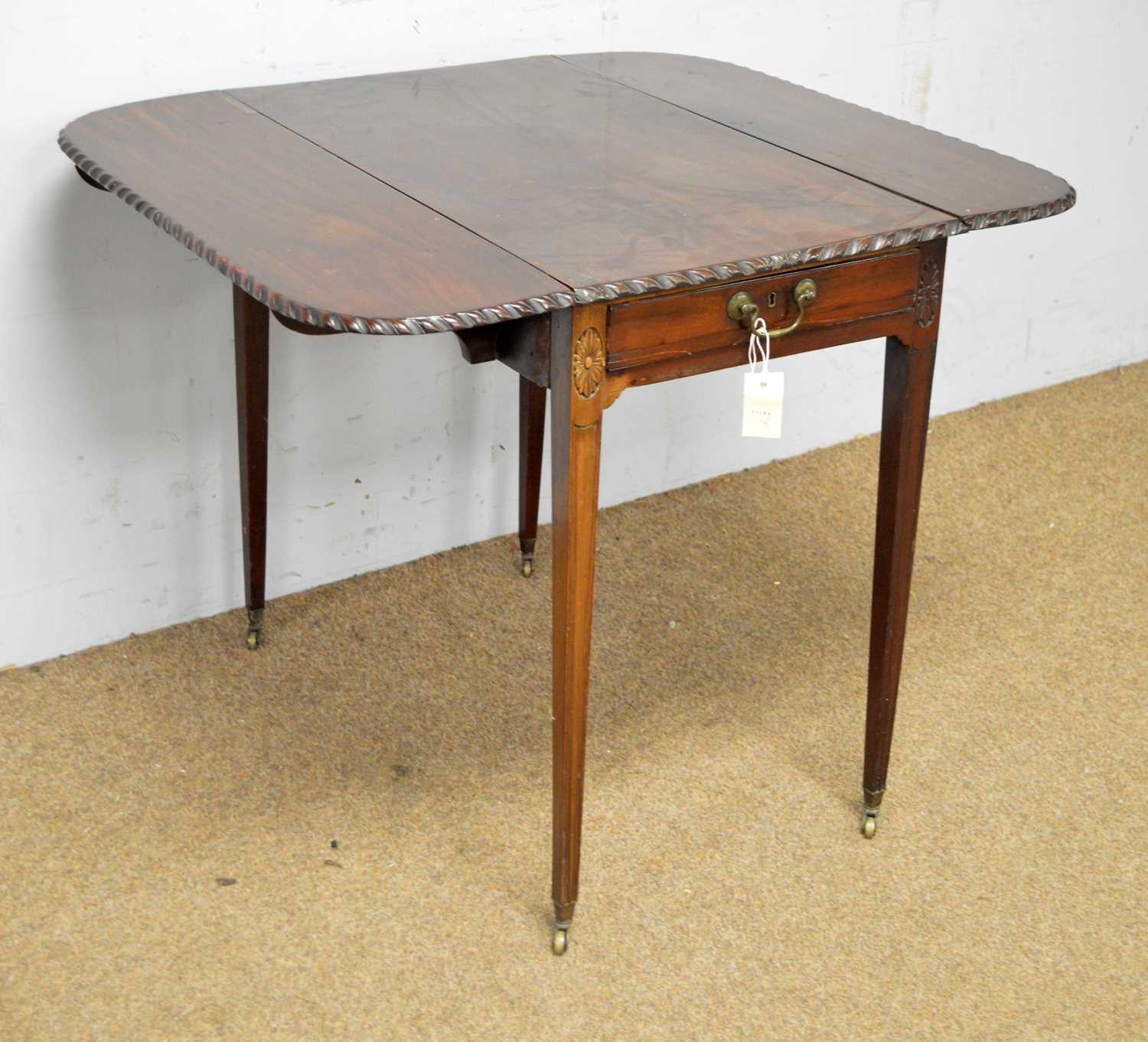 A Victorian mahogany Pembroke table. - Bild 2 aus 4