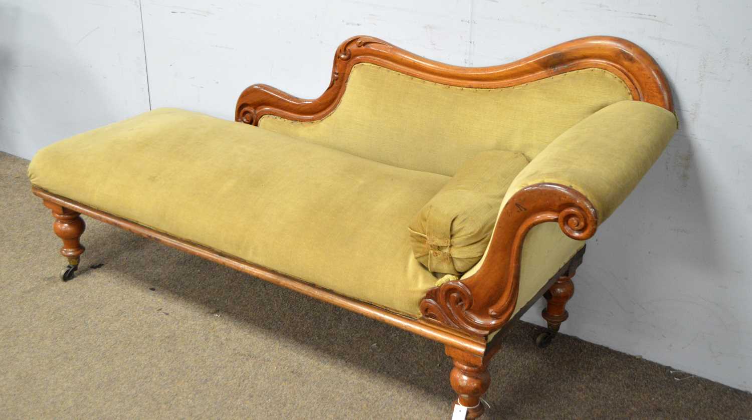 A Victorian carved walnut chaise longue - Image 4 of 5