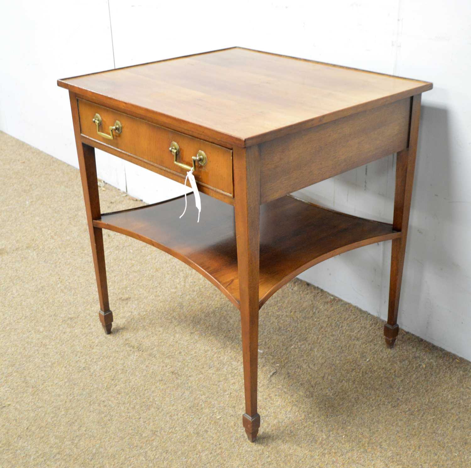 A Georgian style walnut side table - Image 3 of 4