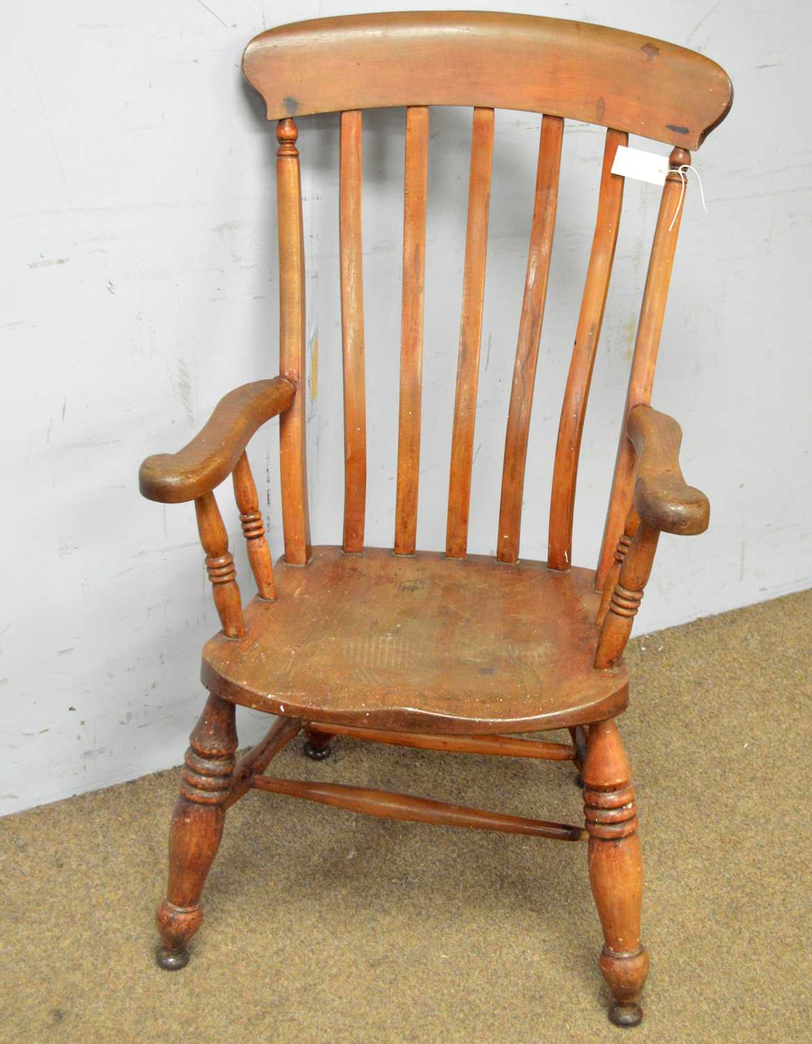 A late 19th Century elm and beechwood Windsor style armchair - Bild 2 aus 4