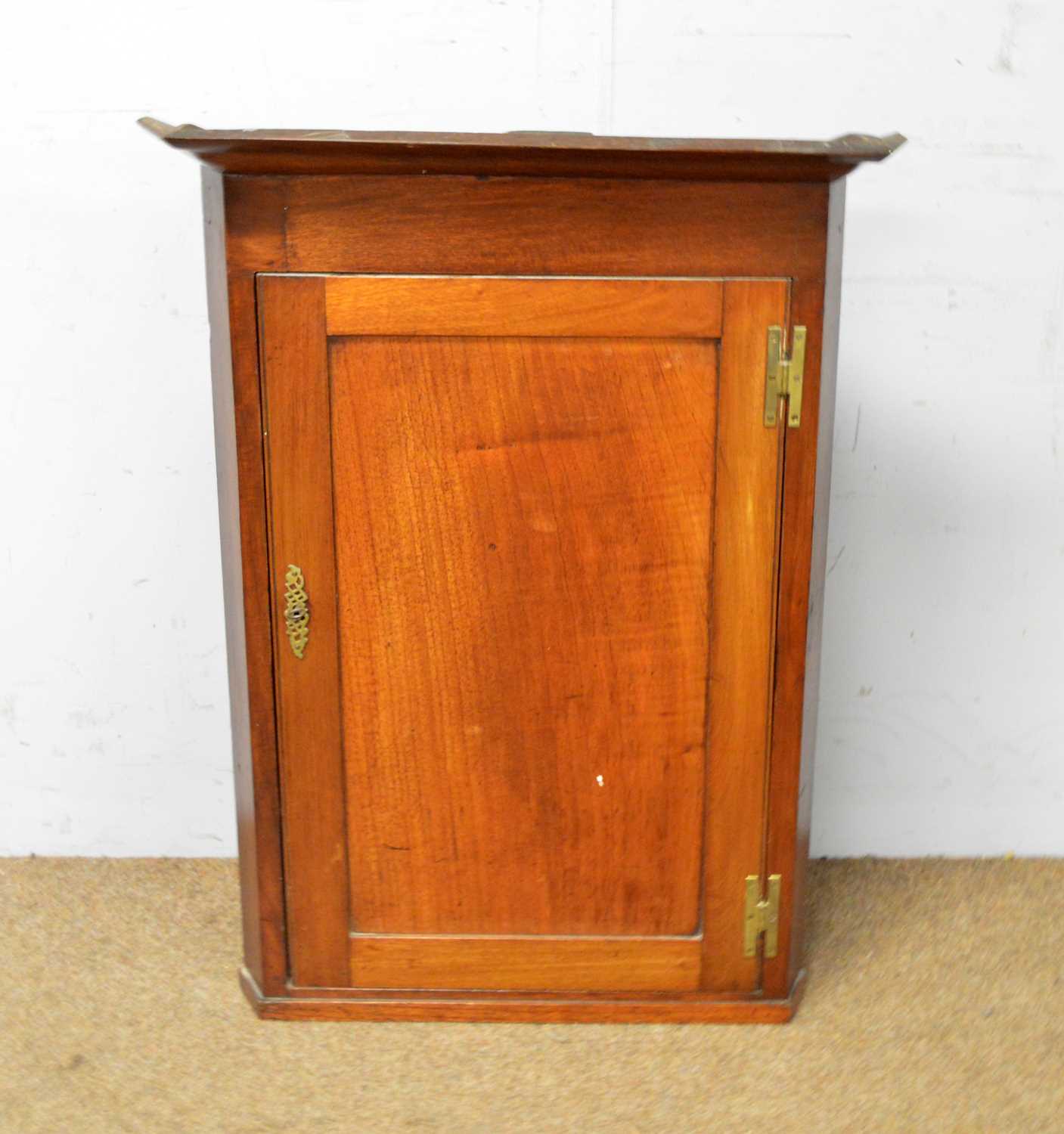 A Georgian style walnut sofa table and two corner cupboards. - Image 6 of 10