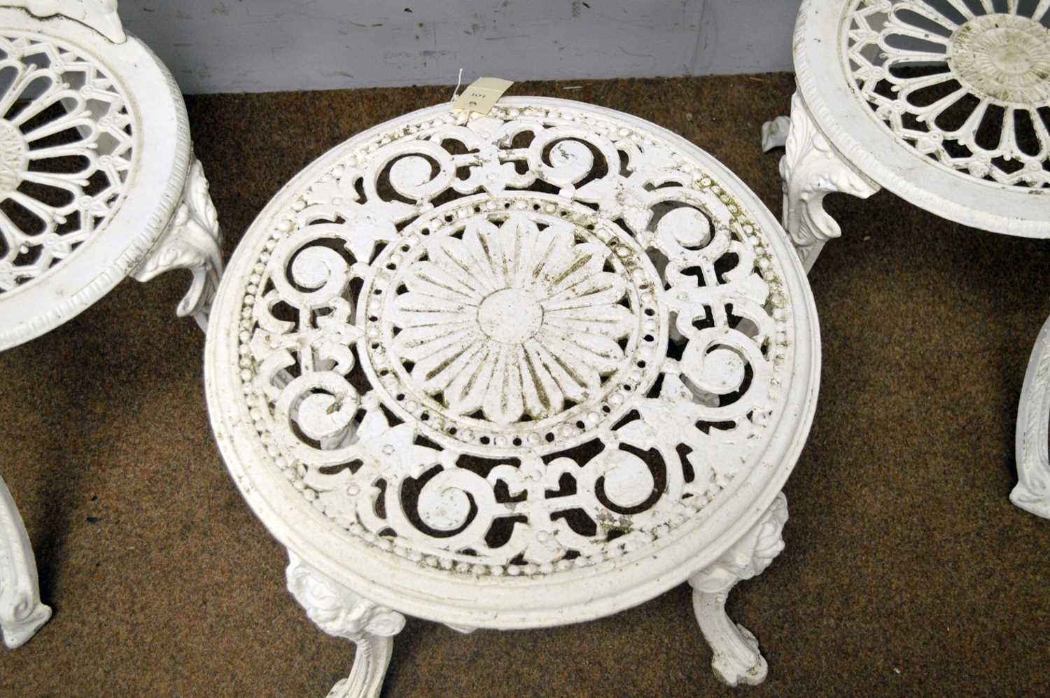 A white-painted cast iron garden table and chairs. - Image 4 of 4