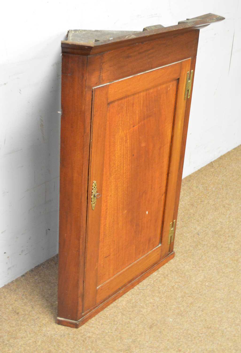 A Georgian style walnut sofa table and two corner cupboards. - Image 8 of 10