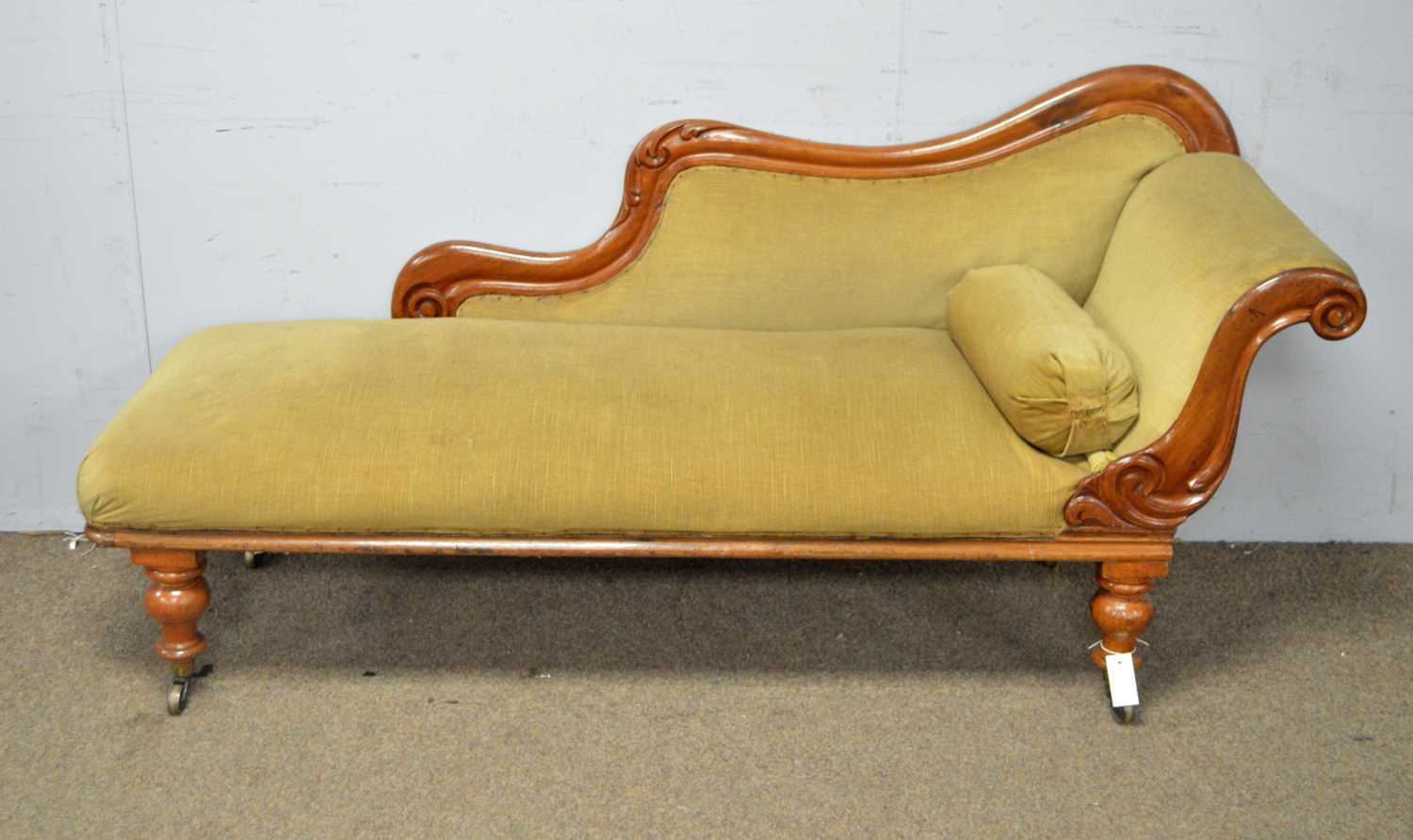 A Victorian carved walnut chaise longue