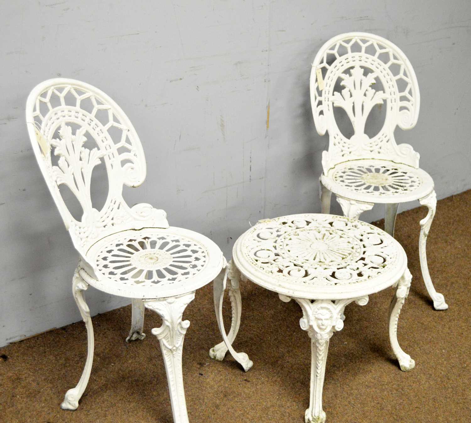 A white-painted cast iron garden table and chairs. - Image 2 of 4