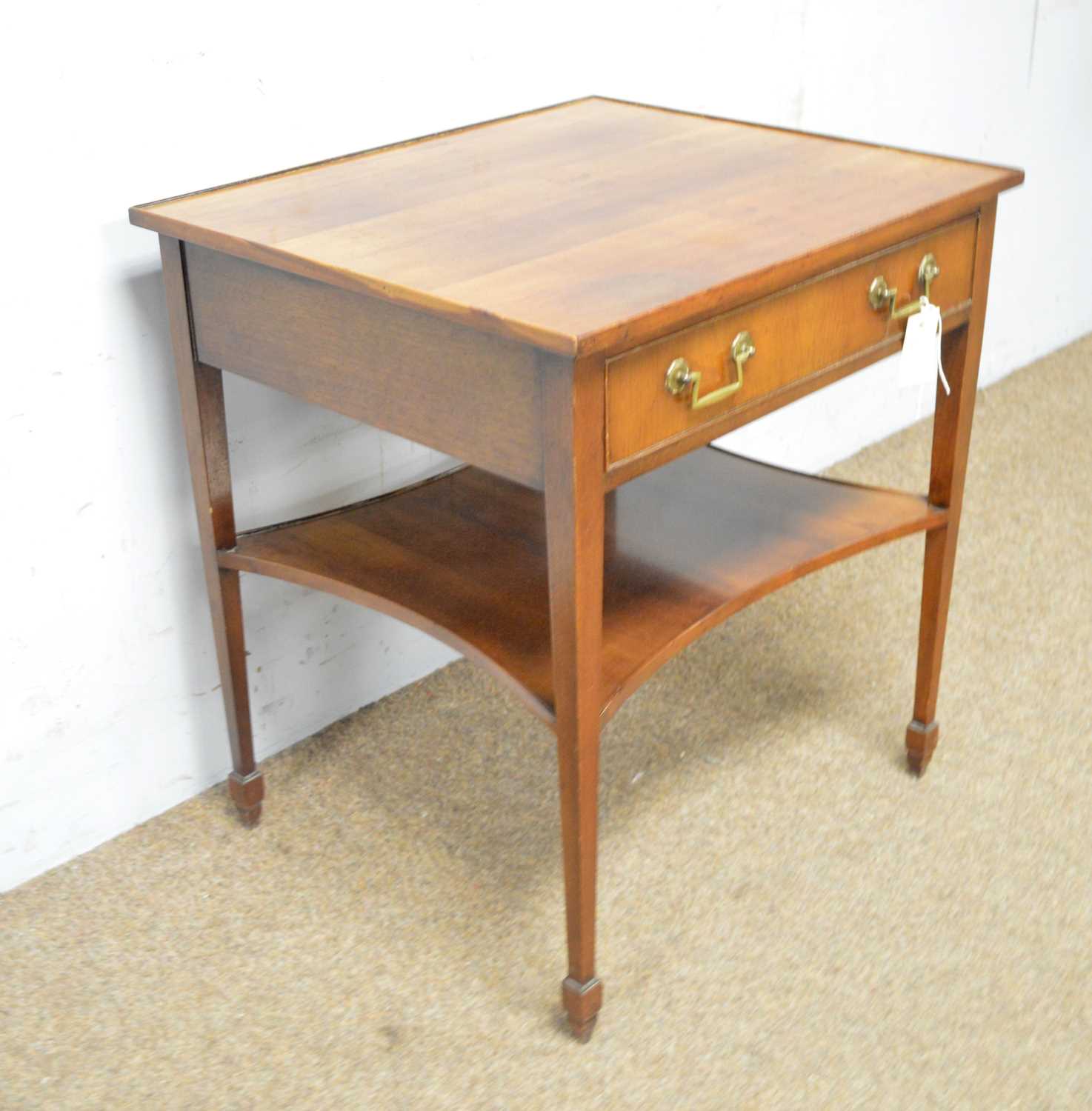 A Georgian style walnut side table - Bild 2 aus 4