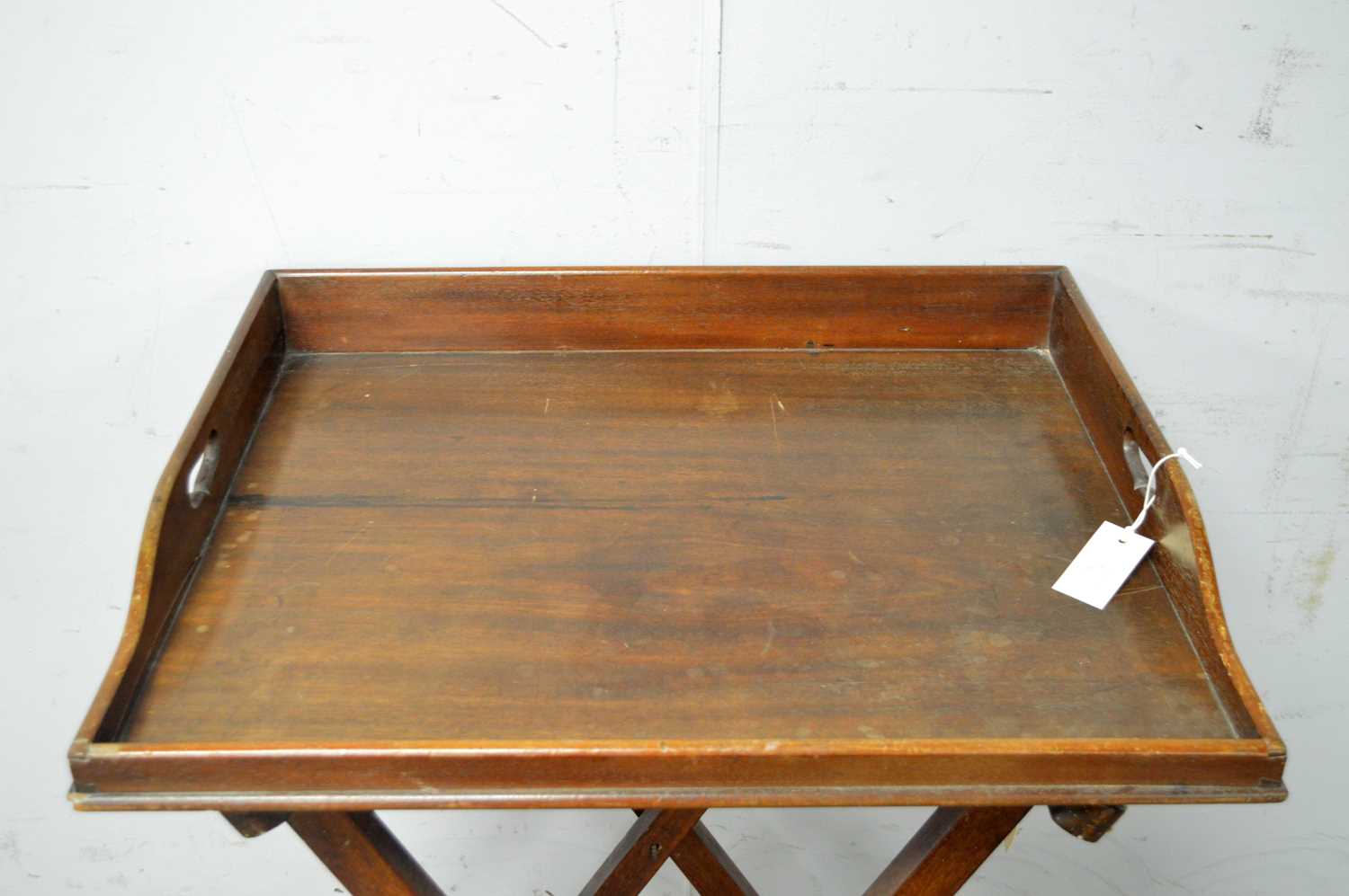 A vintage mahogany Butler's tray on folding stand - Image 4 of 4